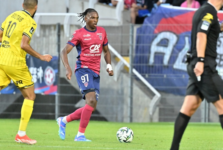 爱奇艺体育-天空：雅凯倾向于加盟切尔西，俱乐部间的谈判正在继续